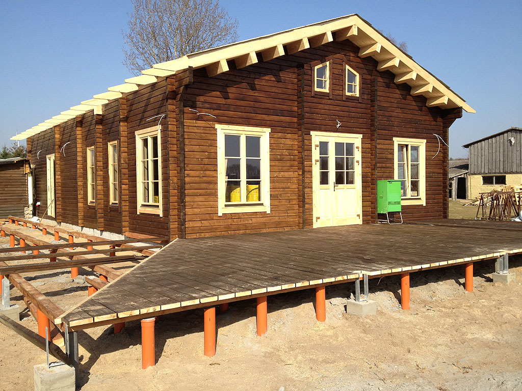 MQ Ranch Haupthaus im Landhausstil: das Dach unserer neuen Eventlocation ist fertig das Dach ist fertig