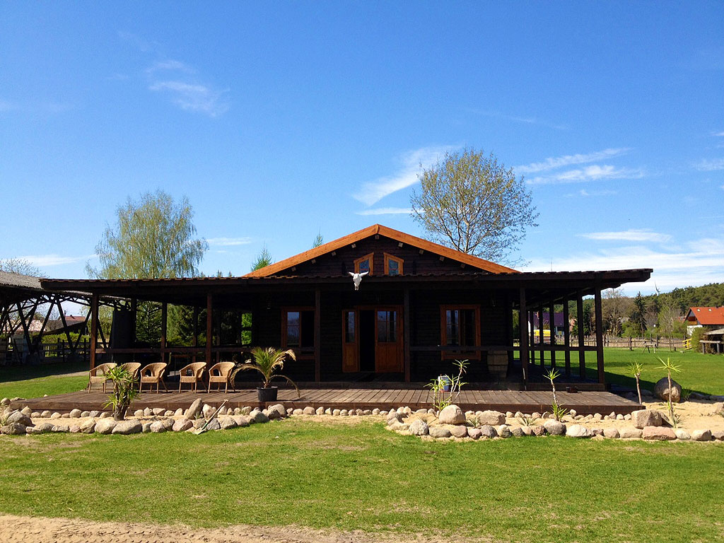Unser neues MQ Ranch Haupthaus, anzumieten als Event Location nahe Berlin für Tagungen, Teambuildings und Firmenfeiern, aber auch Aufenthaltsraum für Westernreiter und Reiturlauber. Unser neues Haupthaus