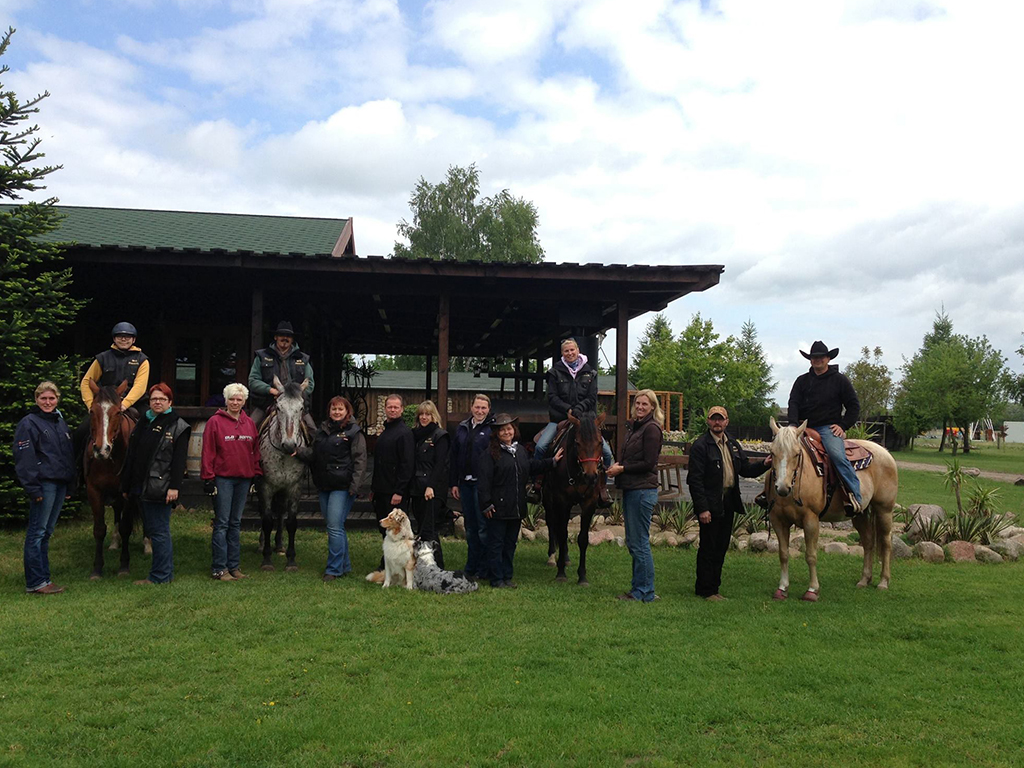 Weil auch ein erwachsener Cowboy in Deutschland beim Westernreiten nie auslernt: Gruppenfoto vom Reitkurs mit Westernreit-Trainerin Helga Hommel auf der MQ Ranch (Berlin/ Brandenburg) Hommel