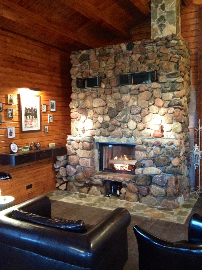 Neu auf der MQ Ranch: Ein großer, handgemauerter Feldstein-Kamin, ganz wie ein Original US Fireplace - aber mitten in Brandenburg, Deutschland. kamin