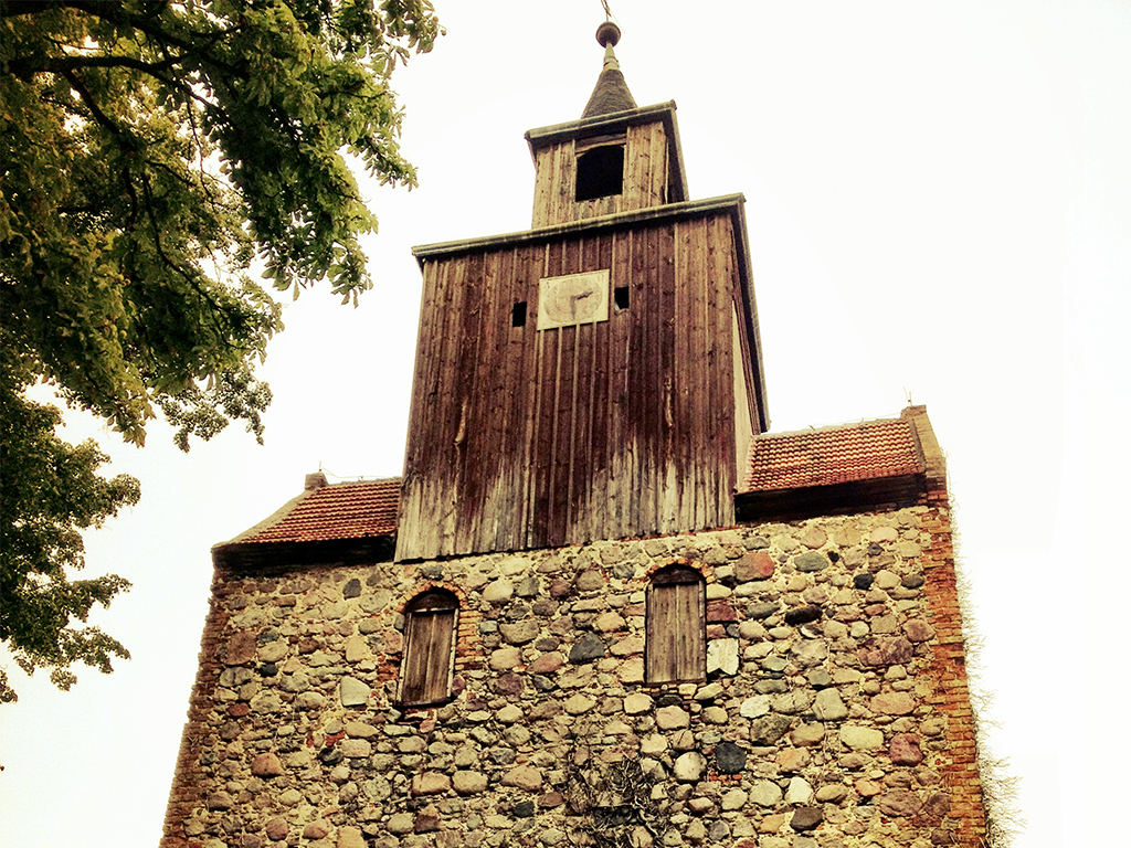 Ein historisches Gebäude, das der MQ Ranch am Herzen liegt: die Dorfkirche Falkenthal in Brandenburg, (nahe Berlin) Dorfkirche Falkenthal