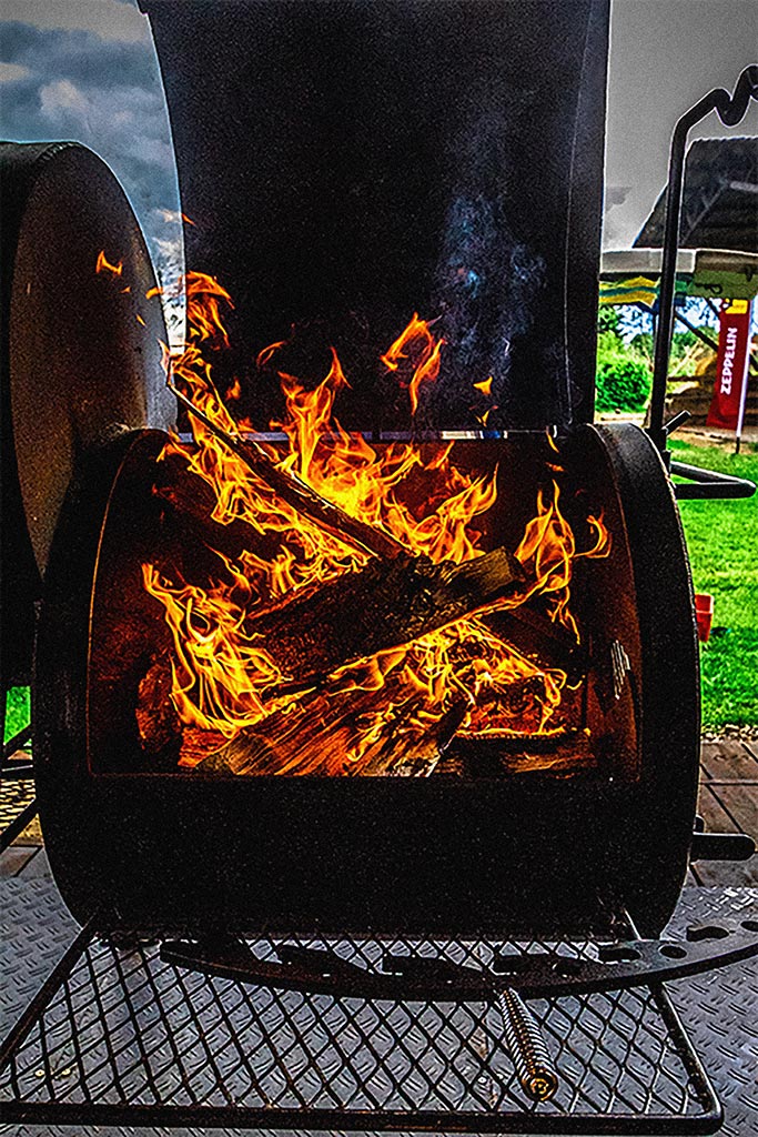 Wir verwenden abgelagertes Buchenholz beim MQ Ranch BBQ Wir verwenden abgelagertes Buchenholz beim MQ Ranch BBQ